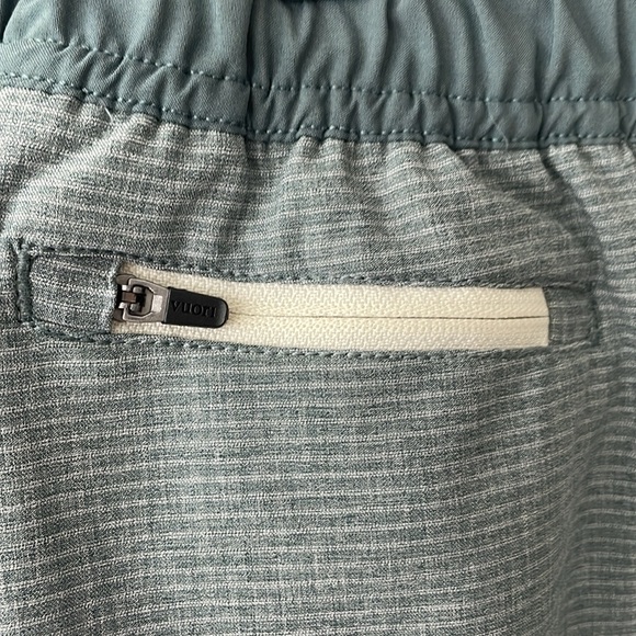 Vuori Banks short 7” - Picture 5 of 9